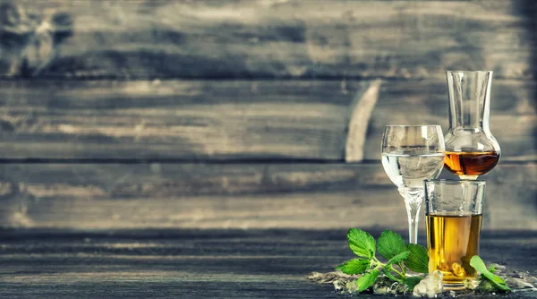 Napoje alkoholowe lodu liści mięty, żywność napoje vintage stonowanych — Zdjęcie stockowe