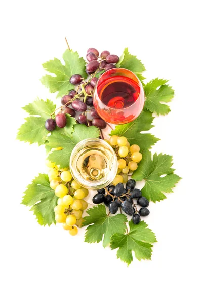 Bicchieri di vino bianco rosso uva sfondo bianco — Foto Stock