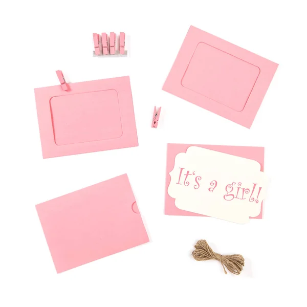 Su una niña rosa bebé ducha tarjetas blanco fondo plano laico —  Fotos de Stock