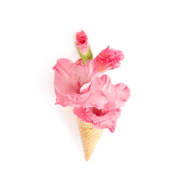 粉红色的花朵冰淇淋华夫平躺在最小的概念 — 图库照片