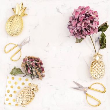 Düz HORTENSIA çiçek vintage makas yatıyordu.