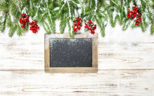 Рождественское украшение Evergreen tree red berries chalkboard — стоковое фото