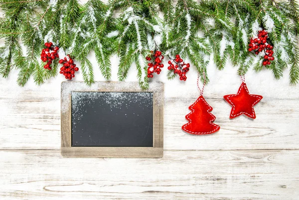Kerst decoratie rode bessen ornamenten schoolbord — Stockfoto