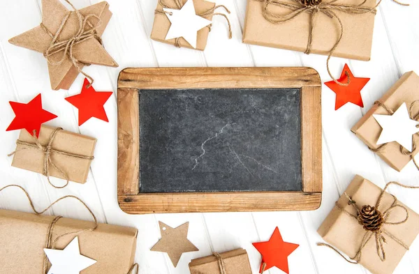 De giften van Kerstmis decoratie schoolbord verpakt — Stockfoto