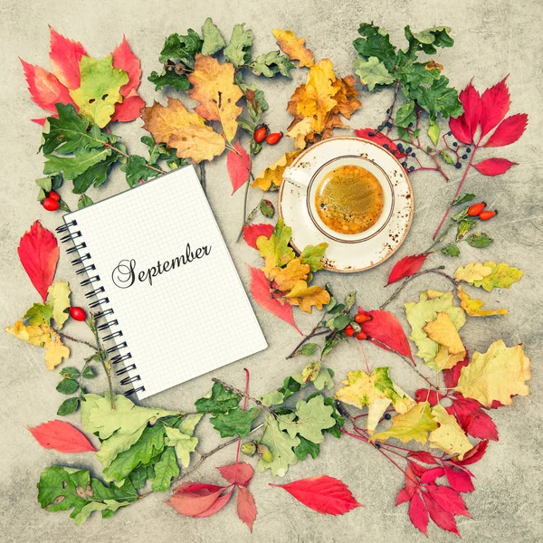 Herfst achtergrond plat leggen Notebook koffie September vintage — Stockfoto