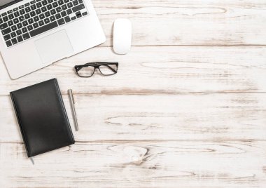 Ahşap masa ofis işyeri dizüstü takvim kitap gözlük