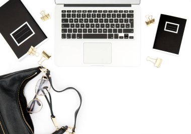 Moda düz sosyal medya ofis büro dizüstü yatıyordu