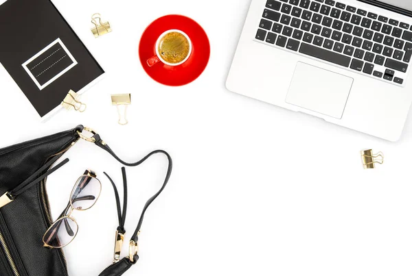 Büro Schreibtisch Laptop Kaffee Mode flach lag Social Media — Stockfoto