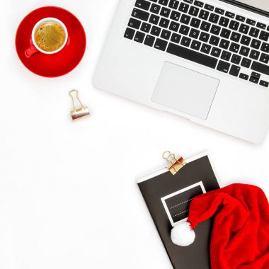 Ofis işyeri dizüstü kahve Noel dekorasyon düz yatıyordu