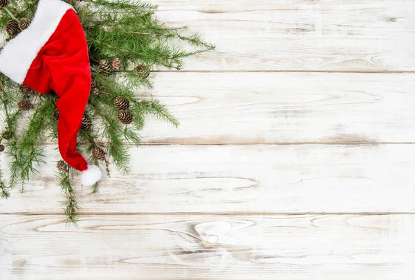 Red Kerstman hoed pine tree takken Kerstdecoratie — Stockfoto