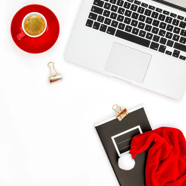 Ofis işyeri dizüstü kahve Noel dekorasyon düz yatıyordu