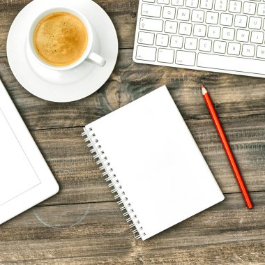 Dijital tablet klavye defter kahve ahşap masa