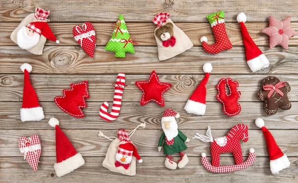 Navidad decoración juguetes ornamentos madera backgroun plana lay — Foto de Stock