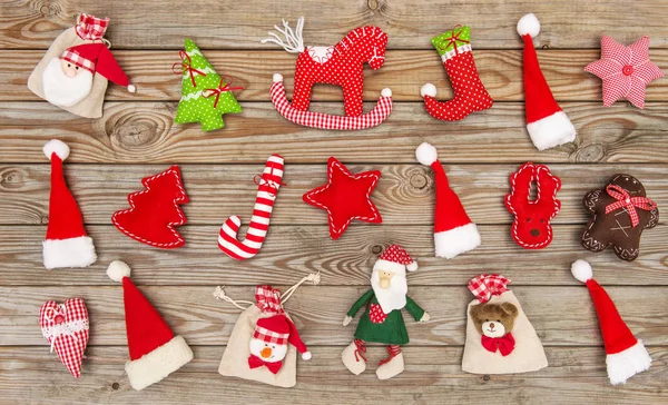 Noel dekorasyon oyuncak ahşap arka plan düz yatıyordu süsler — Stok fotoğraf