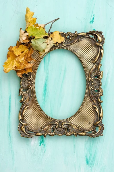 Золотая рамка осенью листья бирюзового фона — стоковое фото