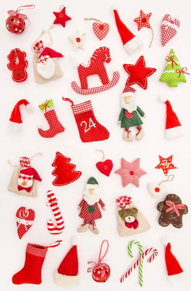 Adornos de Navidad decoraciones fondo blanco Vacaciones de invierno —  Fotos de Stock