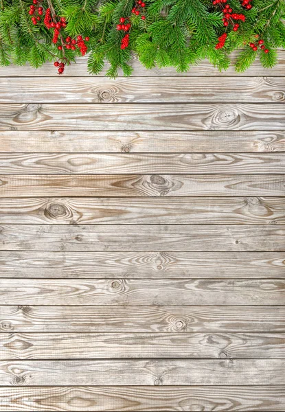 Vánoční stromek větve červené dekorace dřevěné pozadí — Stock fotografie