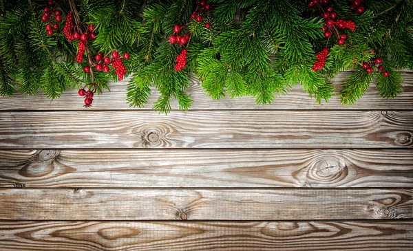 Natal árvore ramos decoração vermelho bagas vintage madeira ba — Fotografia de Stock