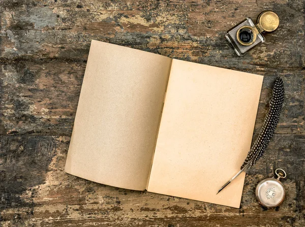 Open boek kantoorbenodigdheden antieke houten achtergrond Vintage — Stockfoto