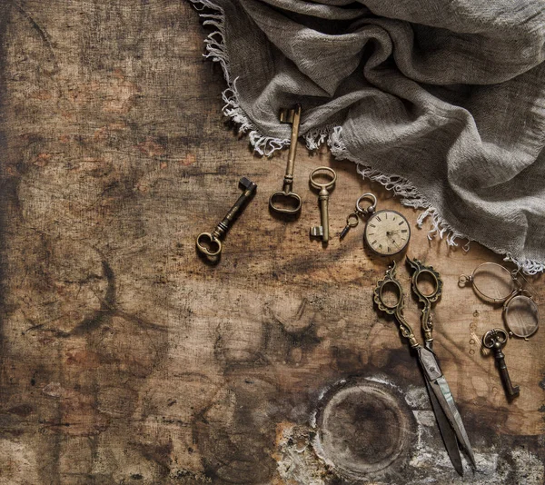 古董的口袋手表剪刀钥匙怀旧静物 — 图库照片