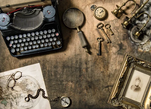 Vintage macchina da scrivere cornice dorata vecchi accessori per ufficio — Foto Stock
