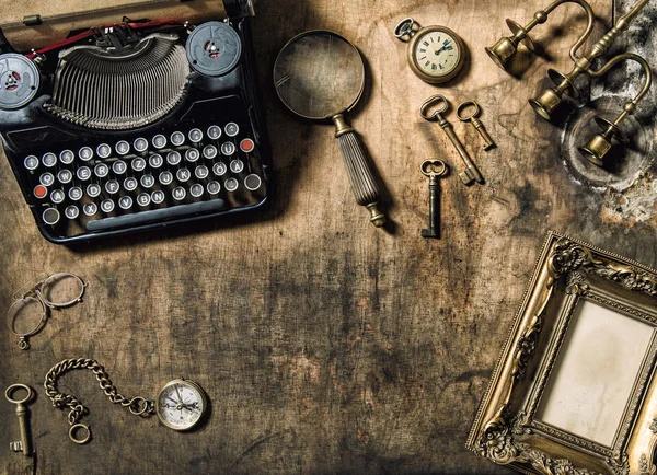 Máquina de escribir vintage marco dorado accesorios de oficina antiguos ta de madera —  Fotos de Stock