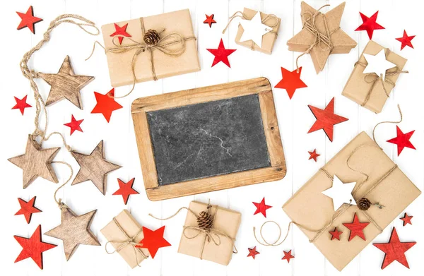 Geschenke, Weihnachtsdekoration und Kreide — Stockfoto