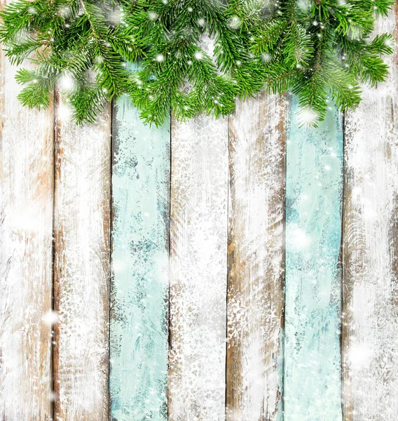 Kerstboom takken rustieke houten achtergrond sneeuw — Stockfoto