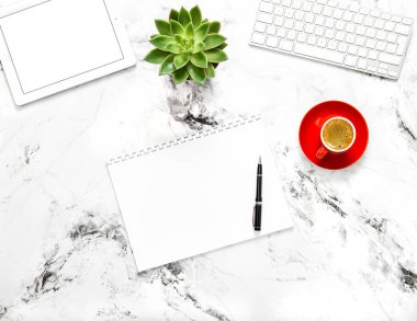 Defter tablet pc kahve sulu çalışma masası düz yatıyordu