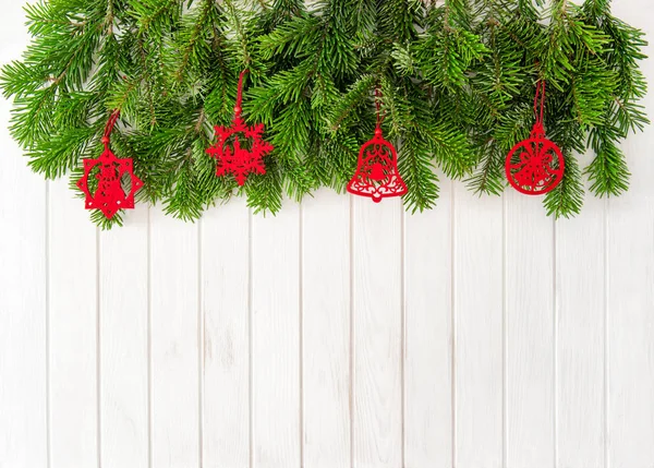 圣诞树枝红色装饰木制背景 — 图库照片