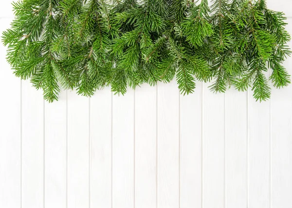 Árbol de Navidad ramas fondo de madera brillante —  Fotos de Stock