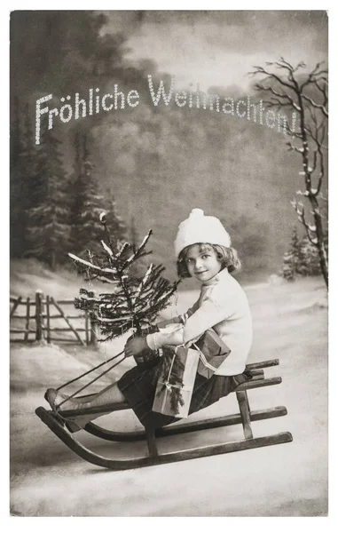 Pequena menina trenó árvore de Natal Nostálgico vintage imagem — Fotografia de Stock