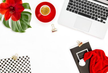 Ofis işyeri dizüstü bilgisayar kahve kırmızı Noel dekorasyon