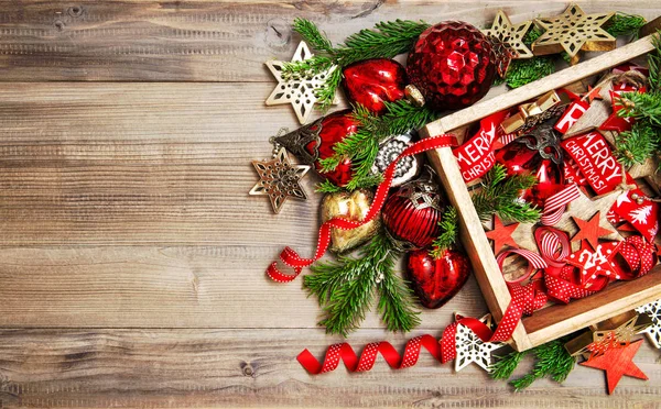 Rosso dorato decorazioni natalizie ornamenti sfondo in legno — Foto Stock