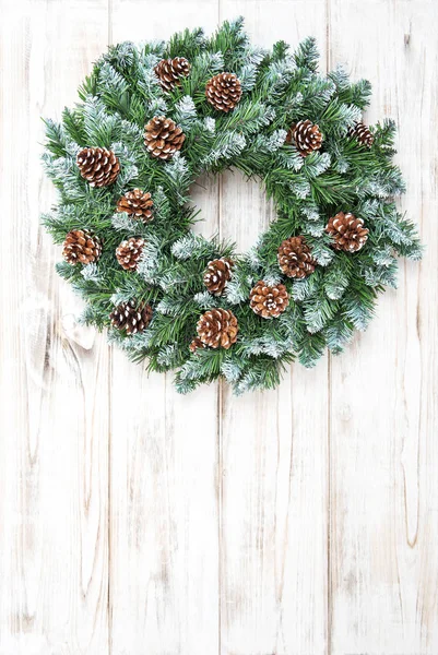 Weihnachtskranz mit Zapfen Dekoration Holz Hintergrund — Stockfoto