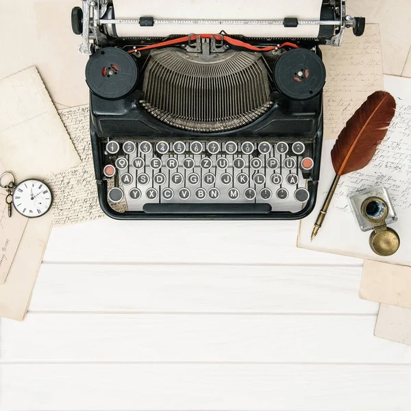 A máquina de escrever antiga vintage escritório ferramentas Flat leigos ainda vida retr — Fotografia de Stock