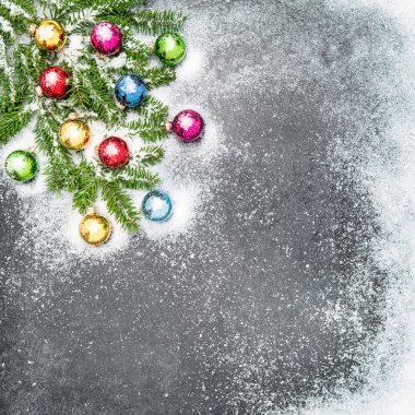 Renkli topları dekorasyon Noel ağacı dalları