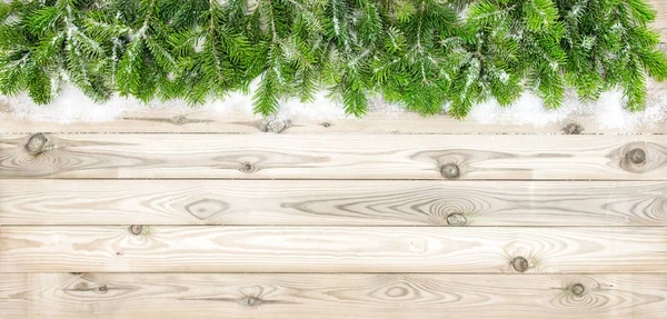 Kerstboom takken sneeuw decoratie houten textuur pagina — Stockfoto