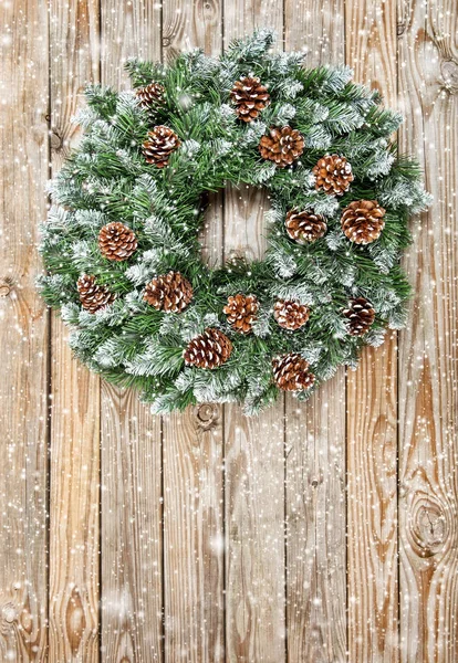 Couronne de Noël décoration fond en bois chute de neige — Photo