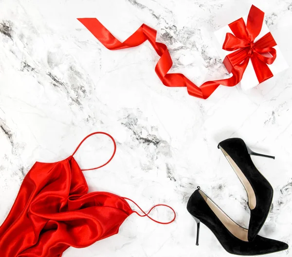 Red dress black high heels gift box red ribbon bow — Stock Photo, Image