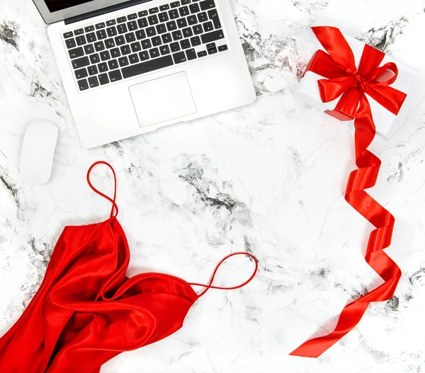 Moda piatto laici social media Notebook confezione regalo vestito rosso — Foto Stock