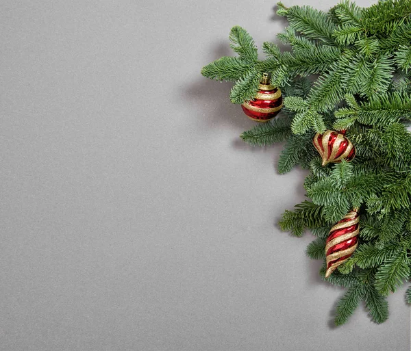 Natal árvore galhos vermelho ouro decoração cinza fundo — Fotografia de Stock