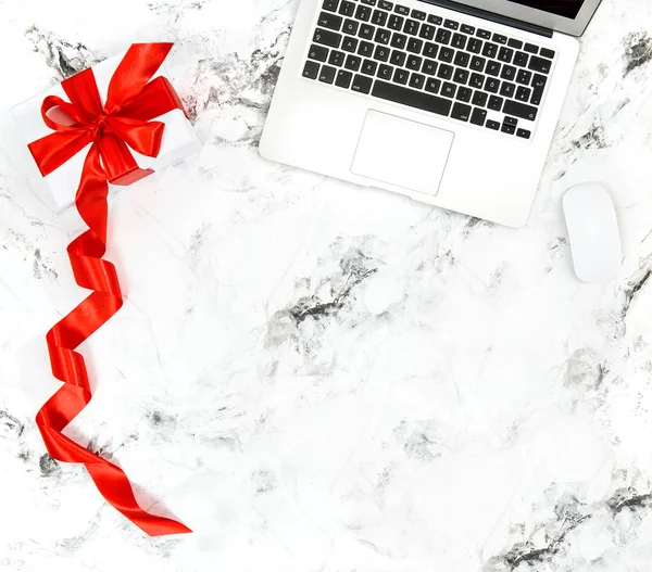 Scatola regalo per notebook E-commerce consegna shopping online — Foto Stock