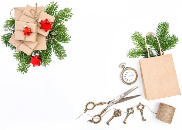 ラップされたギフト ボックス クリスマス装飾フラット レイアウト — ストック写真