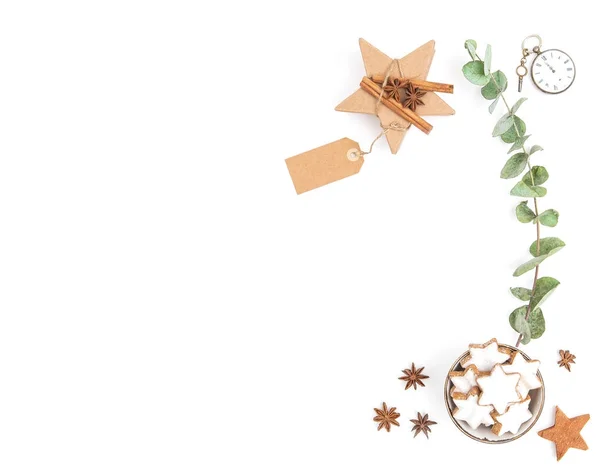 Weihnachtskekse Geschenkschachtel grün Eukalyptus flach legen — Stockfoto