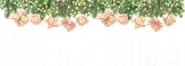 Árbol de Navidad ramas caja de regalo luces doradas banner de vacaciones —  Fotos de Stock