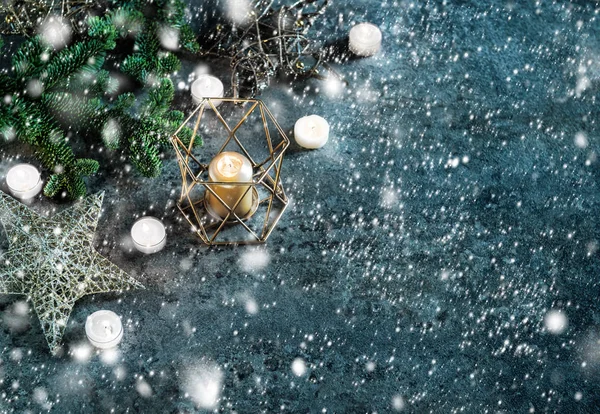 Noel dekorasyon mumlar yıldız süsler ışıkları kar düşüyor — Stok fotoğraf