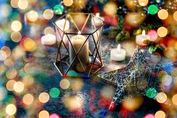 Vánoční dekorace svíčky hvězdy pozdravy karta rozostřeného ligh — Stock fotografie