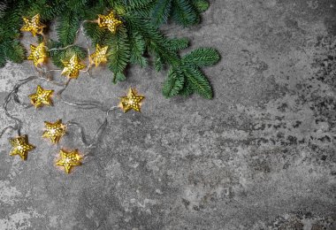 Noel ağacı dalları altın yıldız ışıkları koyu arka plan