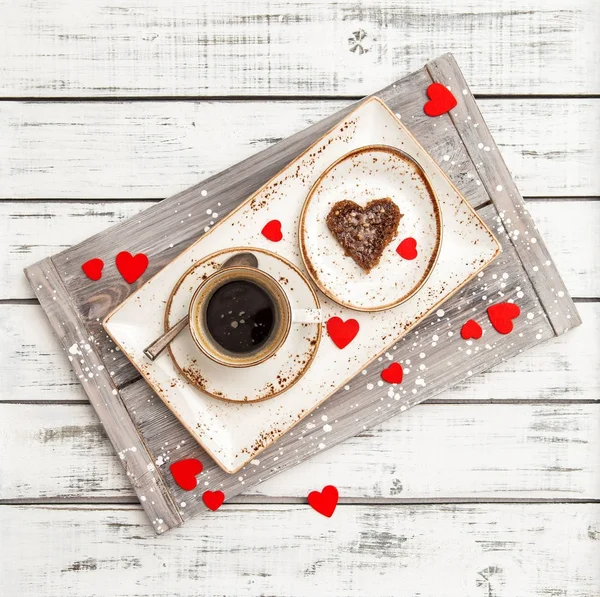 การตกแต่งวันวาเลนไทน์ หัวใจสีแดง อาหารเช้าโรแมนติก กาแฟ — ภาพถ่ายสต็อก